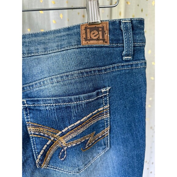 L.E.I. Junior's Felicia Low Rise Distressed Factory Faded Boot Denim Jeans 11 - Picture 4 of 7